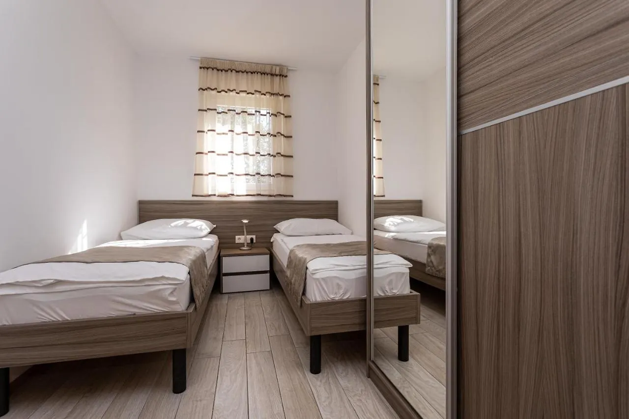Apartments Crnekovic Tomislava 8 Baška