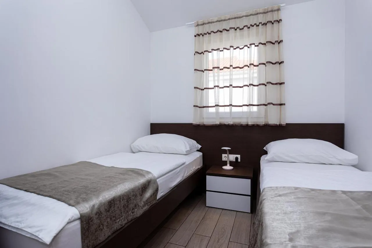 Apartments Crnekovic Tomislava Baška 0*,  Chorvatsko